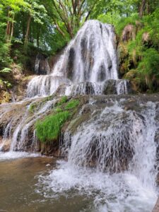 Na obrázku sú vodopády ktoré kaskádovito stekajú do jazierka pod nimi