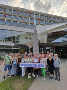 Účastníci víletu sú spoločne vyfotení pred kúpeľmi