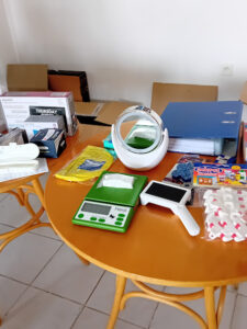 Záber na niekoľko pomôcok, okrem iných aj hovoriaca váha, zväčšovacie zrkadlo, čítacie lupy.